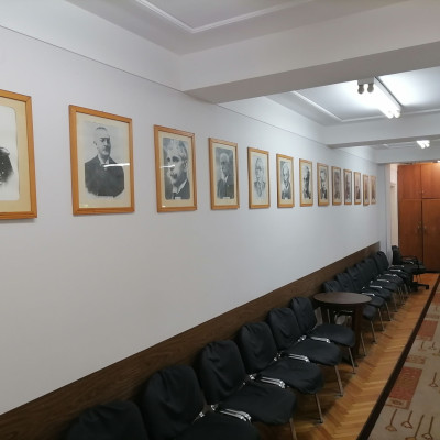 В салона на дружеството