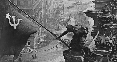 На 30 април 1945 г. след поредните успешни битки за Берлин, започнали на  16 април 1945 г от 1-ви Белоруски фронт под командването на маршал Георгий Жуков